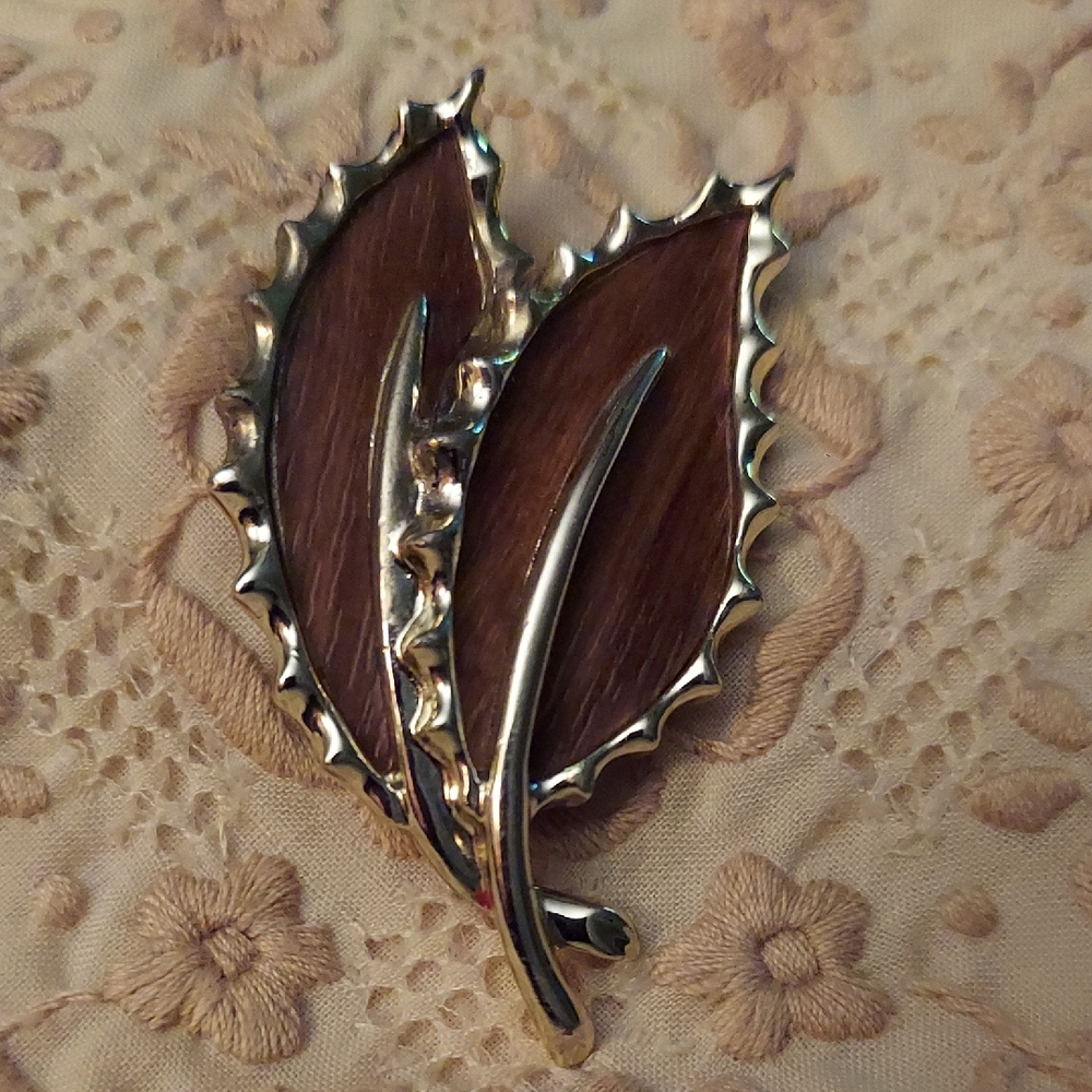 Sarah Coventry Leaf Brooch